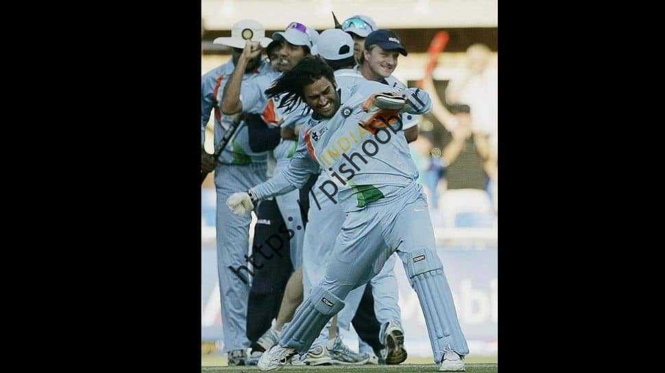 MS Dhoni قهرمانی هند در فینال جام جهانی T20 مقابل پاکستان در سال 2007 را جشن می گیرد. (منبع: توییتر) 