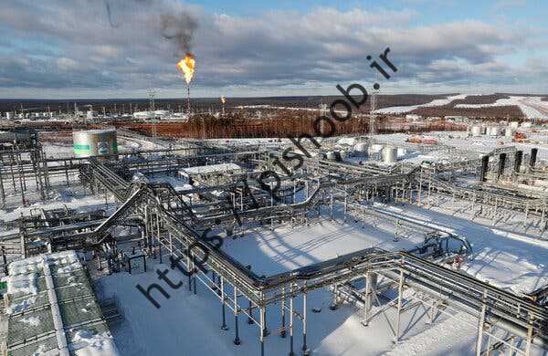 یک کارخانه تصفیه نفت در میدان نفتی یاراکتا، متعلق به شرکت نفت ایرکوتسک در روسیه.  روسیه حدود 10 درصد نفت جهان را تامین می کند.